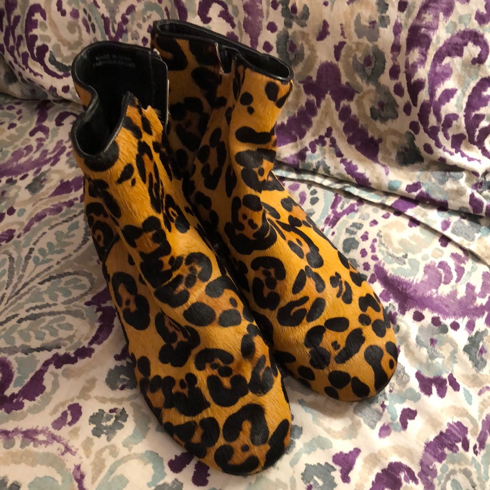EUC Urban Outfitters Thelma Leopard Print Ankle Boots Size 8